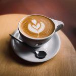 quadrat unsplash.comde(at)unidentifieduserutm_source=unsplash&utm_medium=referral&utm_content=creditCopyTextnameless 3791a auf a href=httpsunsplash.comdefotoseine-tasse-kaffee-mit-latte-art-auf-einer-untert